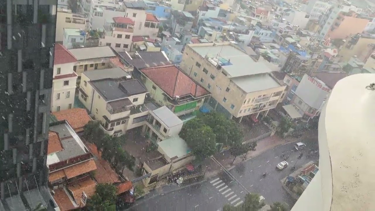 ホーチミン　豪雨　ホテルのベランダから　バイク走行可能