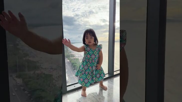 2023年6月 ベトナムブンタウのホテルで踊る💃娘(3歳6カ月)