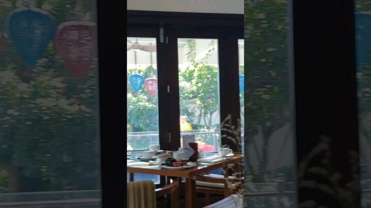 ここは安心。ベトナムダナンのプルマンホテル 涼しく広々な朝食レストラン。テーブルオーダーのレイヤーコーヒーが美味しいです。Pullman Danang