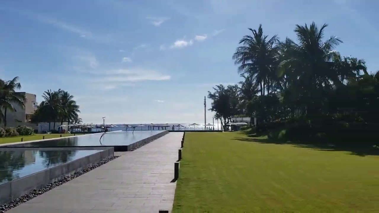 ベトナムのダナン プルマンホテル　帽子や日傘を忘れずに。朝のお散歩１ Pullman Danang’s courtyard. Don’t forget your hat or parasol.