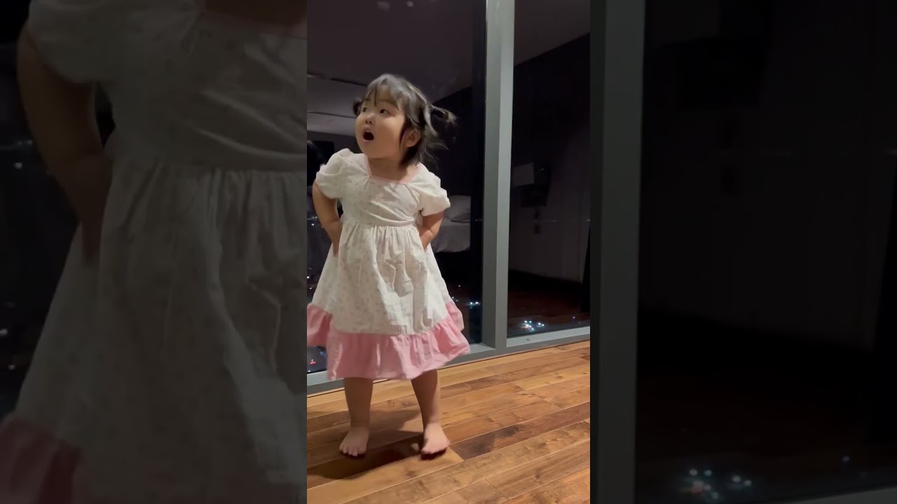 2023年6月ベトナム ブンタウホテルで踊りのマネをする娘。