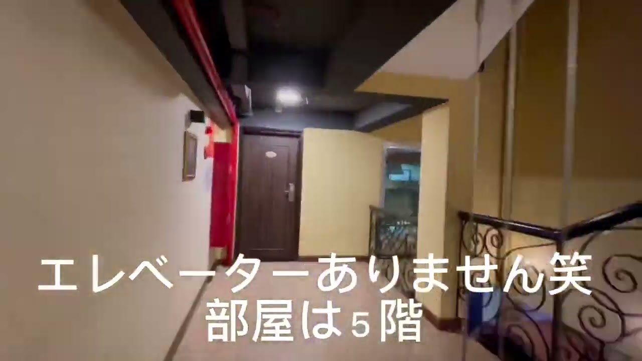 2023年6月ベトナム ブンタウホテルで踊りのマネをする娘。