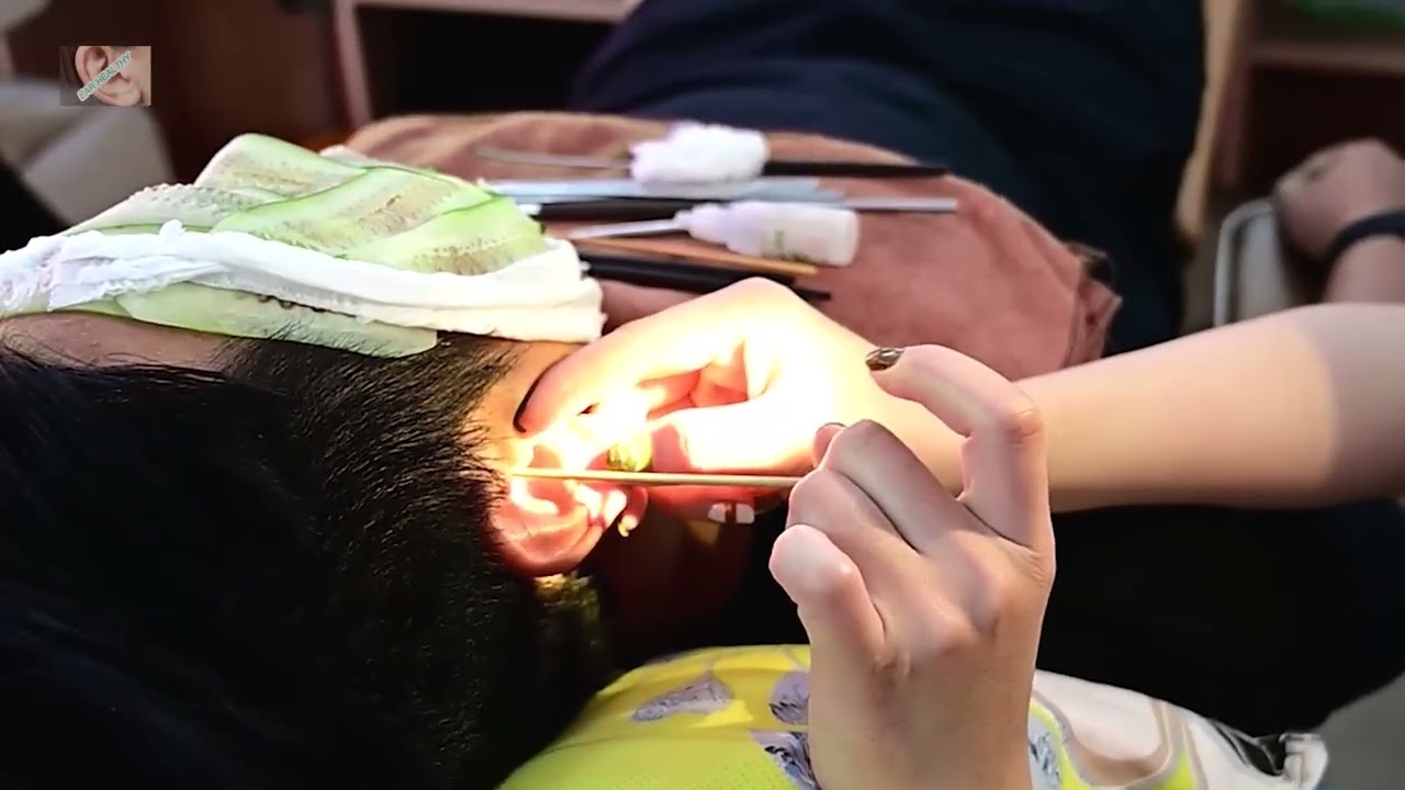Perfect Ear Cleaning of Barbershop In Danang Vietnam  ダナンベトナムの理髪店の完璧な耳掃除 super long