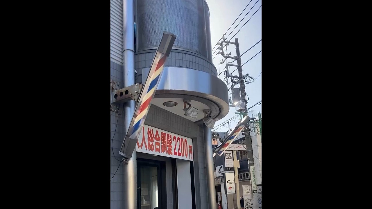 理髪店のサインポール。A sign pole at a barber shop.