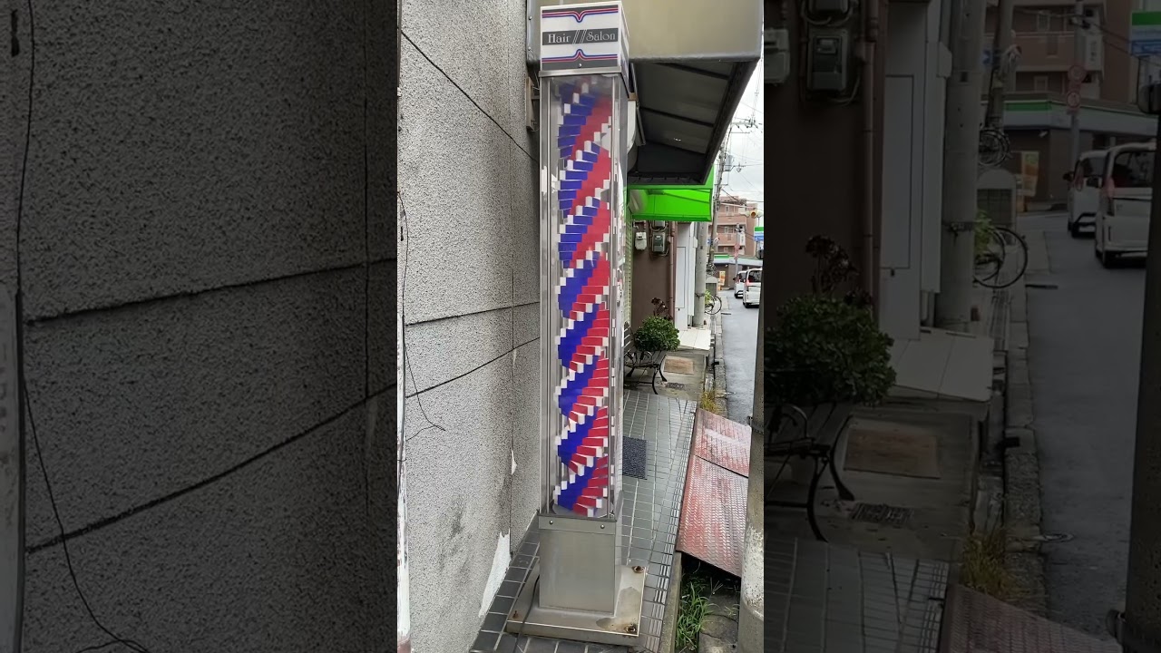 理髪店のサインポール。A sign pole at a barber shop.