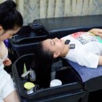 Relaxing massage service of the barbershop and loving after-sales service from customers