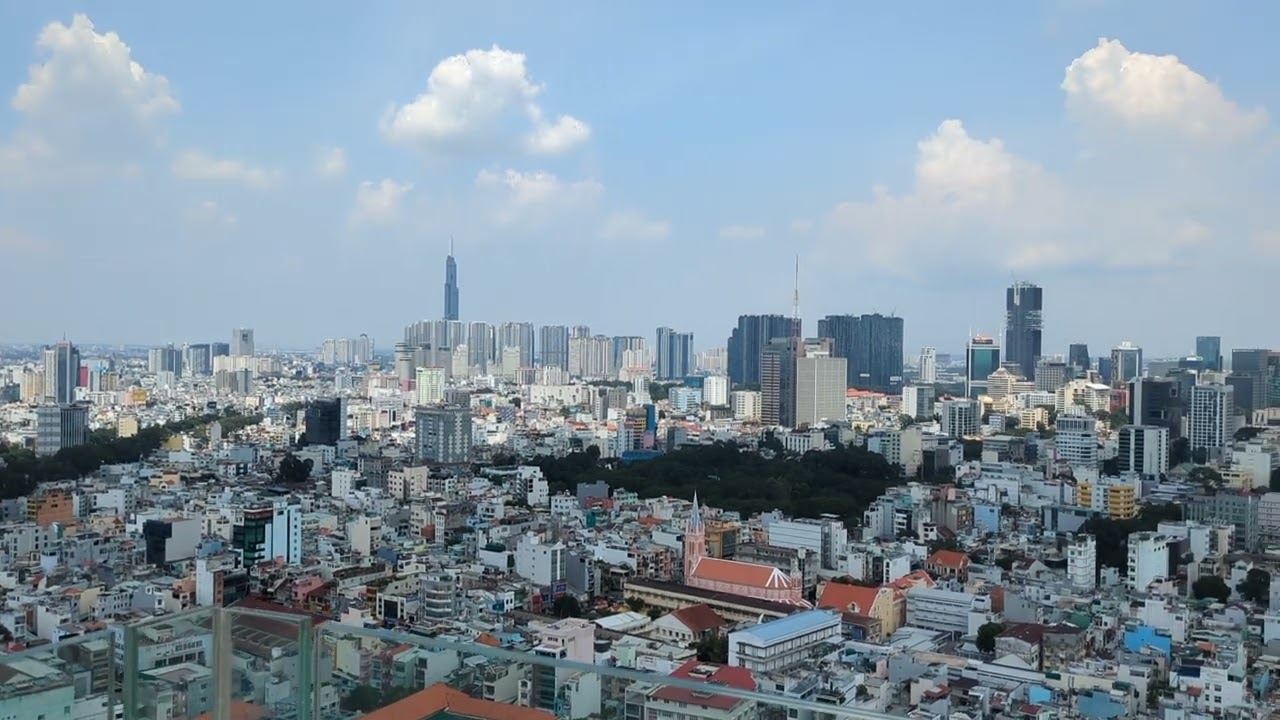 ホーチミン30階ルーフトップバー 金融街を北側から #ベトナム #ホテル #屋上プール #4つ星 #バー #việtnam #ホーチミン #観光 #旅行 #絶景 #ビール #hcm #vietnam