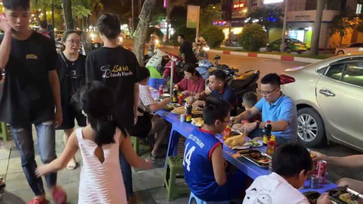 hanoi vietnam XIN CHAO　ハノイのホテルの近くで夕食　食べてみるまで美味しいか分かりません