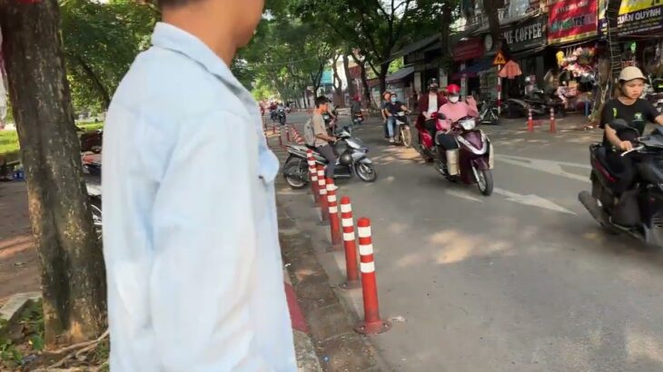 私の街hanoiに帰って来ました！！今ホテルから道路を歩いて見ています。遊びに来て下さいvietnam　グルメ探知、も見て下さい！vietnamグルメチャンネル登録お願い致します