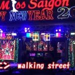 20241216　カプセルホテルから歩いて行ける観光名所,ブイビエンのwalking street .夜の散策。バイクは当然、クルマも散見されるのは何でかな。時間帯はもう少し遅い方が良かったかと。