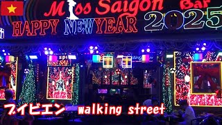 20241216　カプセルホテルから歩いて行ける観光名所,ブイビエンのwalking street .夜の散策。バイクは当然、クルマも散見されるのは何でかな。時間帯はもう少し遅い方が良かったかと。