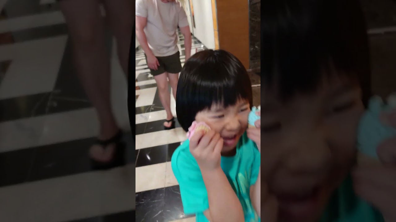 20250621ベトナムのリゾート地、ニャチャンのホテル朝食会場に昨日買ったばかりの双子カピちゃんを置き忘れたまのんちゃん５歳５ヶ月☆