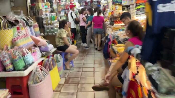 ベトナム ホーチンミンのベンタイン市場の内部はこんな感じ　ホテルで食べちゃうとぶっちゃけ後のお土産品とかは日本人は欲しがらないかなって思う