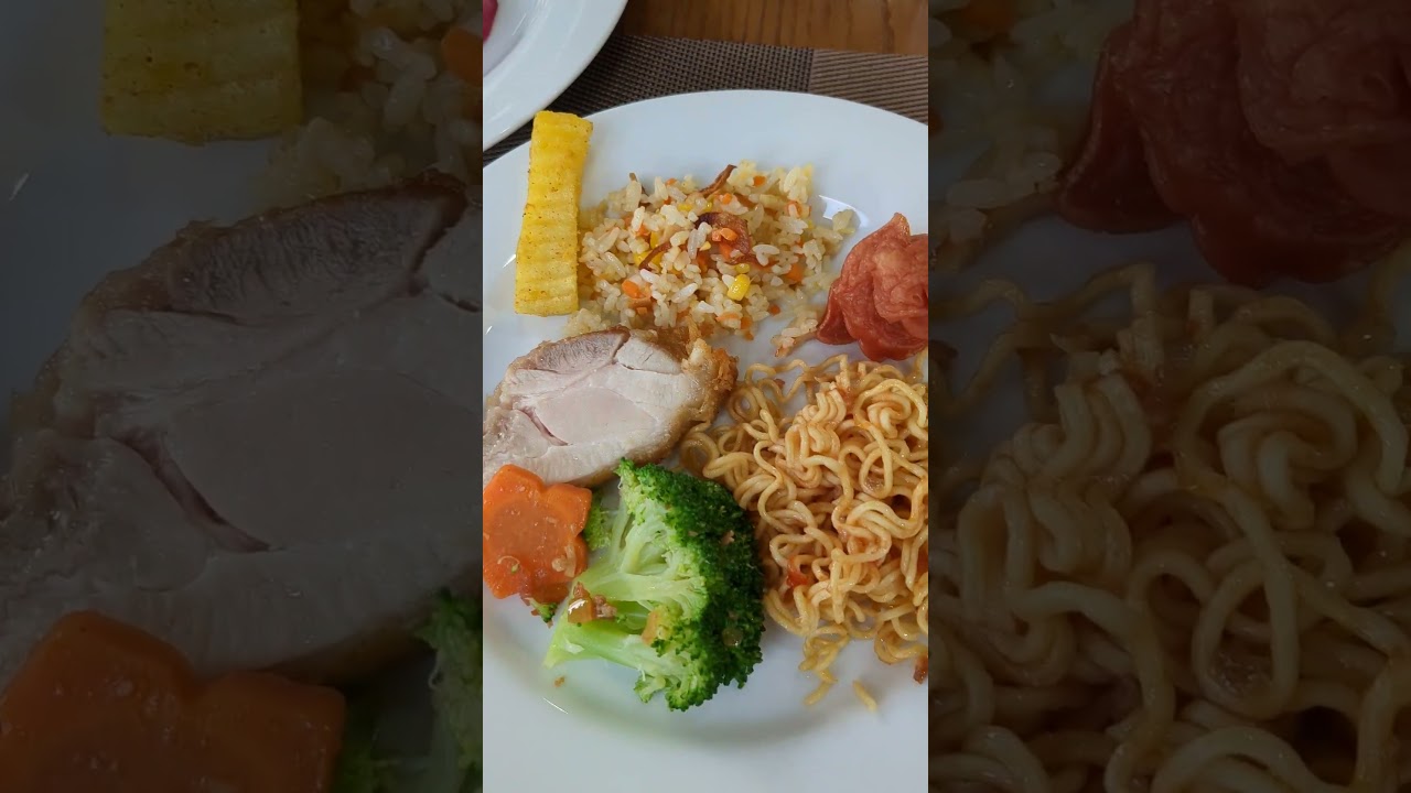 TrangTrang Luxury Hotel　での朝食　ベトナム　ハノイ　種類はそれほど多くありませんが十分で、テラスからの街の景色が多く、とても良かったです