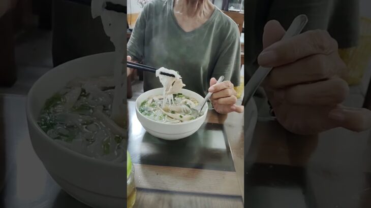 ベトナム🇻🇳ハノイ！デェンビェンフーから飛行機１時間以上遅れホテル迄交通便ATMも壊れていてヤバ！偶々警察の方！助かた。めし食ったか？🇯🇵日本国福井県福井市生🪩宇宙🌎地球🌏世界🌍命❤️🧘平和✌️和平🙏