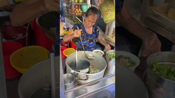 #ベトナム #ホーチミン 朝7時半ホテル近くを散策何を食べようかなぁ〜。