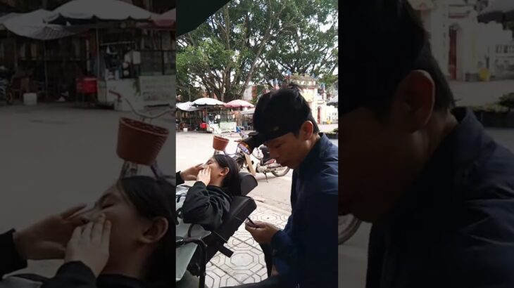 ベトナムの路上床屋で女の子の耳を掃除するASMR